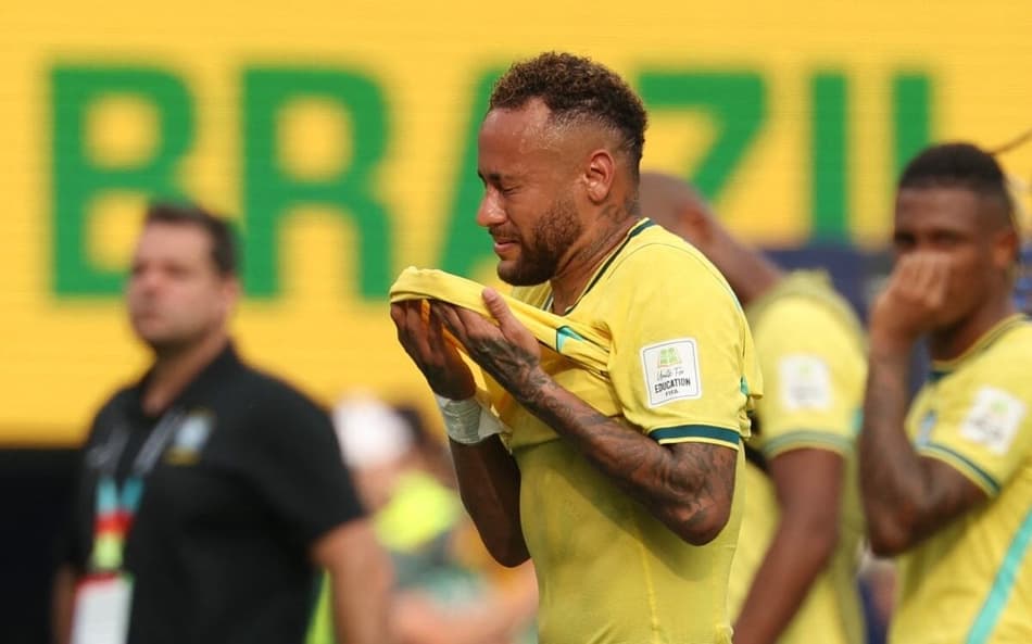 Neymar chora ao deixar o campo após a eliminação do Brasil