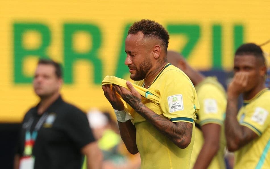 Neymar chora ao deixar o campo após a eliminação do Brasil