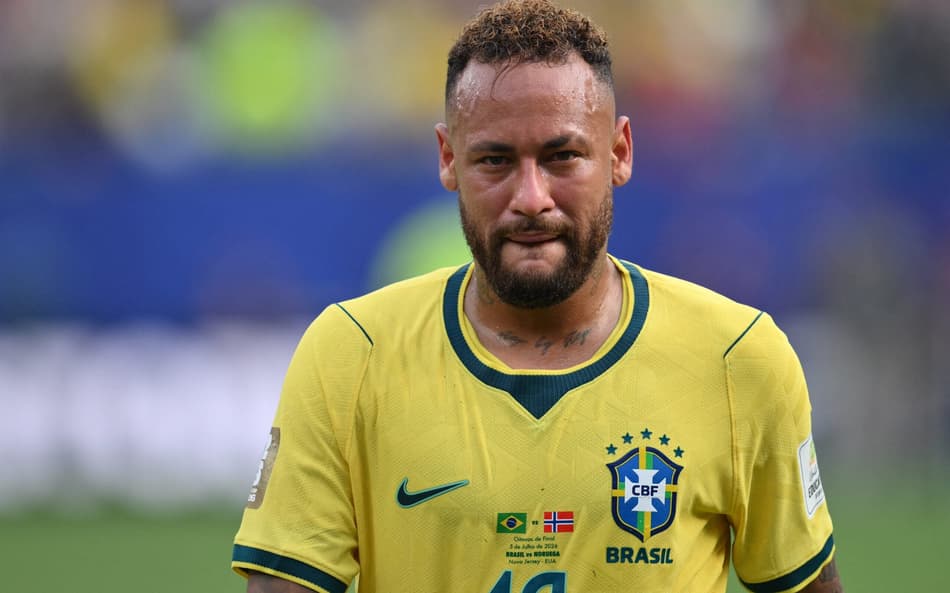 Neymar chorando após eliminação do Brasil para a Noruega na Copa do Mundo