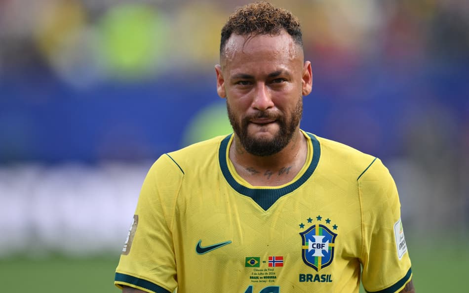 Neymar chorando após eliminação do Brasil para a Noruega na Copa do Mundo