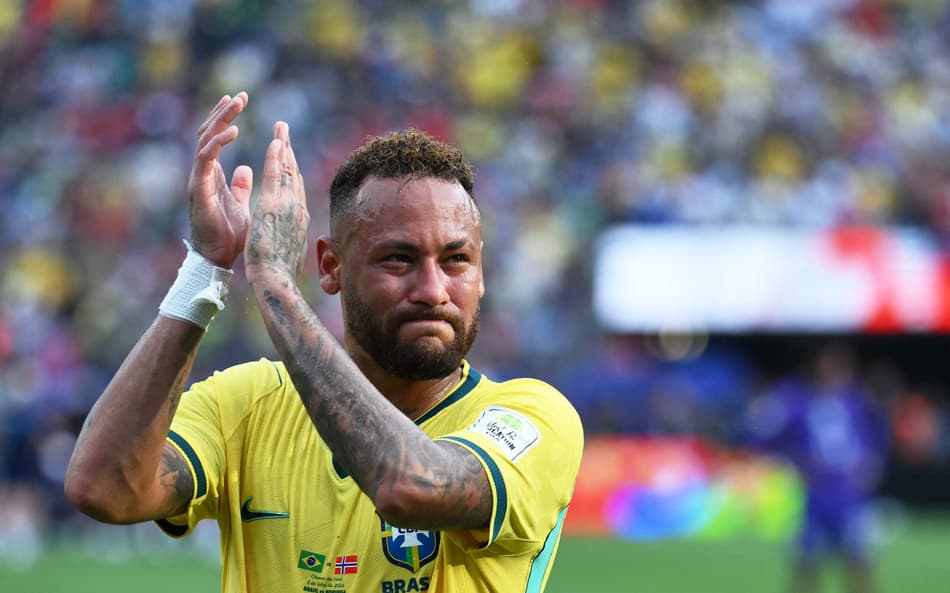 O atacante do Brasil, Neymar (nº 10), reage após a derrota na partida de futebol das oitavas de final da Copa do Mundo de 2026 entre Brasil e Noruega, no New York/New Jersey Stadium, em East Rutherford