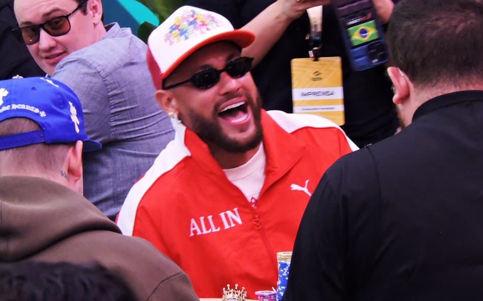 Neymar sorrindo em torneio de Poker
