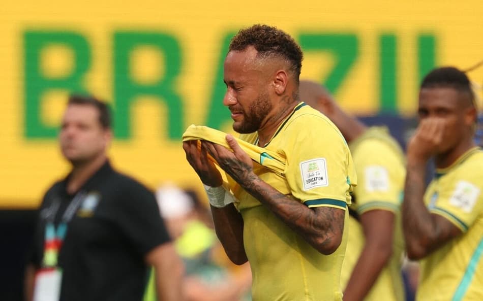 Neymar se lamenta após eliminação do Brasil na Copa do Mundo