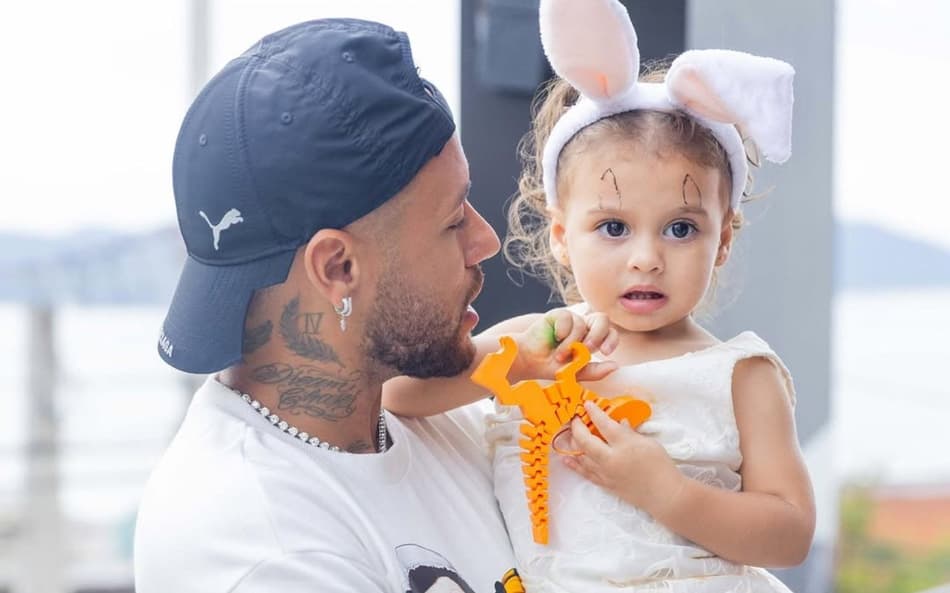 Neymar segura a filha Helena no colo