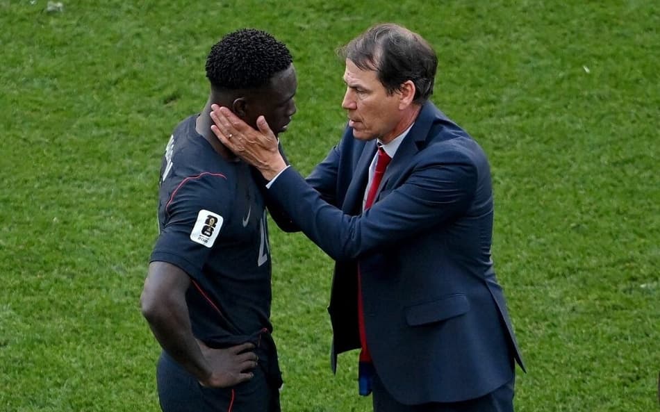 O americano Folarin Balogun é consolado pelo técnico da Bélgica, Rudi Garcia (Foto: David Ramos/Getty Images/AFP)