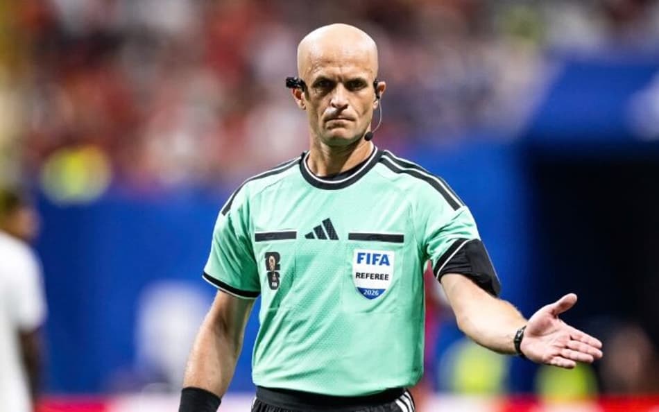 O árbitro jordaniano Adham Mohammad Tumah Makhadmeh gesticula na Copa
