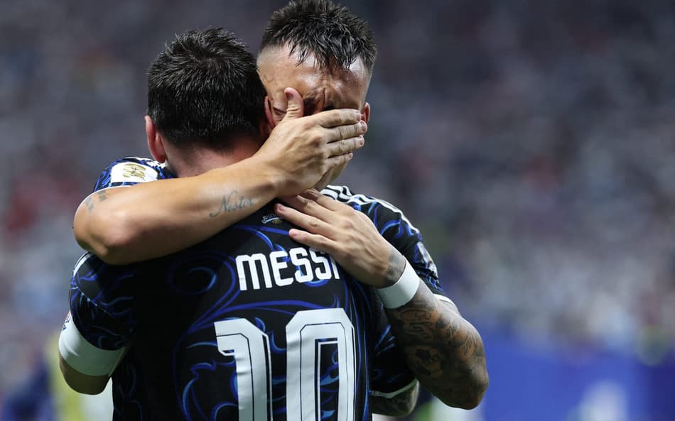 O atacante argentino #22 Lautaro Martinez comemora com o atacante #10 Lionel Messi, marcando o segundo gol de sua equipe durante a semifinal do torneio da Copa do Mundo de 2026 entre Inglaterra e Argentina