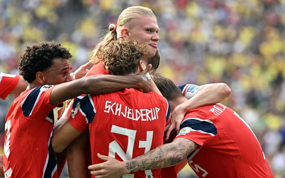 O atacante norueguês #09 Erling Braut Haaland (C) comemora o primeiro gol de sua equipe durante a partida das oitavas de final da Copa do Mundo de 2026 entre Brasil e Noruega