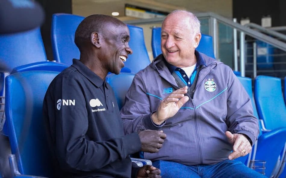 O bicampeão olímpico na maratona Eliud Kipchoge e Luis Felipe Scolari, coordenador técnico do Grêmio