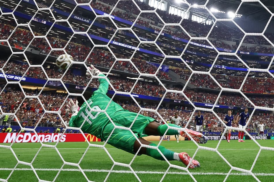 O goleiro francês #16 Mike Maignan sofre um gol no pênalti convertido pelo atacante espanhol #21 Mikel Oyarzabal (fora de quadro) e o primeiro gol de sua equipe durante a semifinal do torneio da Copa do Mundo de 2026 entre França e Espanha