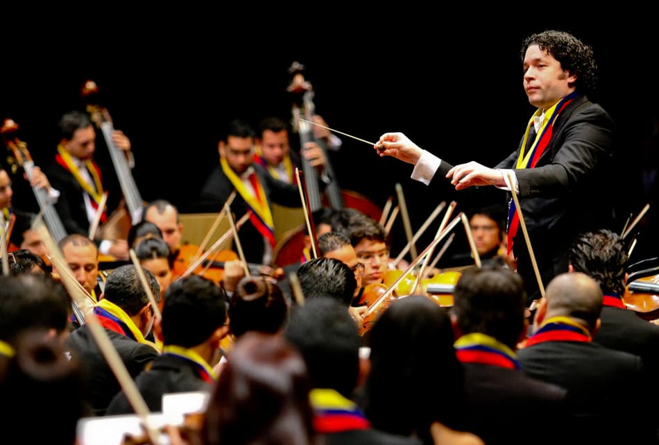 O maestro Gustavo Dudamel dirige a Orquestra Sinfônica Simón Bolívar