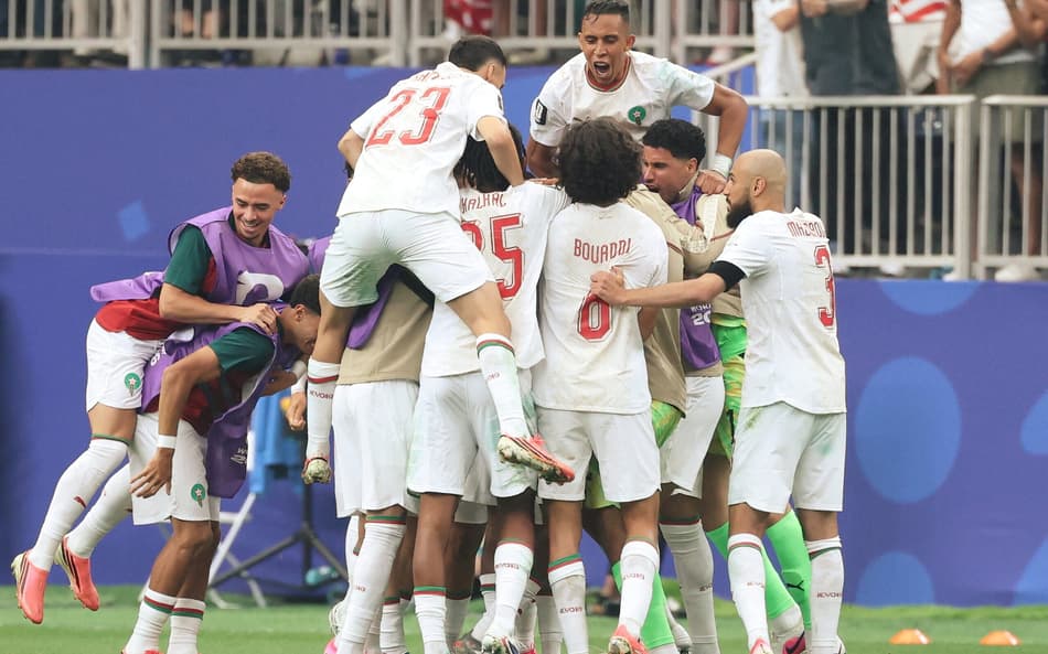 O meio-campista marroquino #08 Azzedine Ounahi comemora o primeiro gol de sua equipe com os companheiros durante a partida da fase 16 avos de final da Copa do Mundo de 2026 entre Canadá e Marrocos
