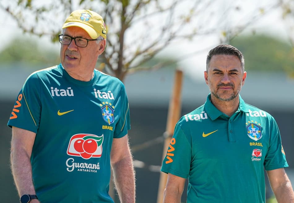 O técnico Carlo Ancelotti, o coordendor Rodrigo Caetano e integrante da comissão técnica da Seleção Brasileira andam juntos lado a lado