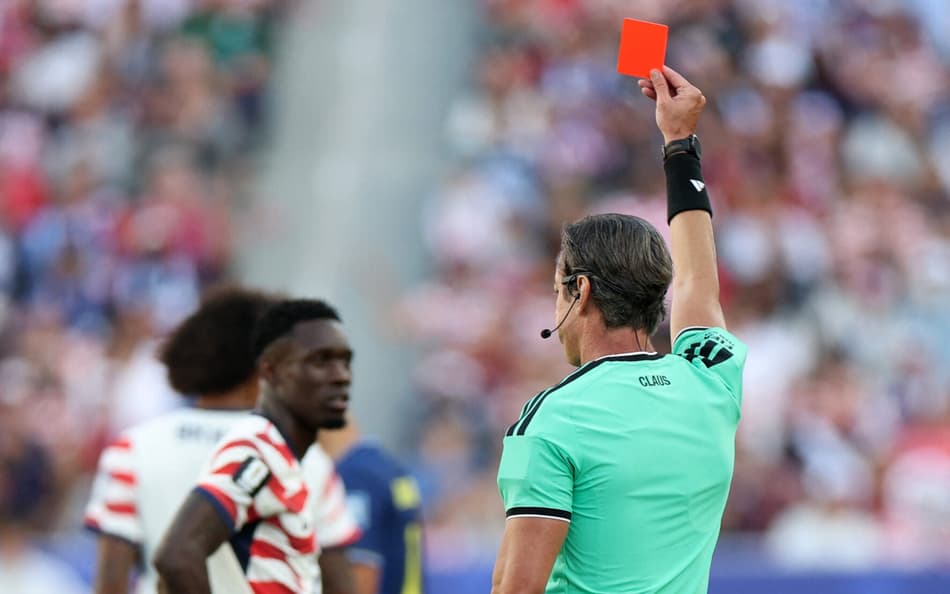 O árbitro Raphael Claus mostra o cartão vermelho para Folarin Balogun, nº 20 dos Estados Unidos, por uma falta em Tarik Muharemovic, nº 4 da Bósnia e Herzegovina, durante a partida da fase de 32 avos de final da Copa do Mundo FIFA 2026 entre Estados Unidos e Bósnia e Herzegovina, no San Francisco Bay Area Stadium