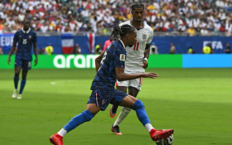 Olise em ação durante França x Inglaterra