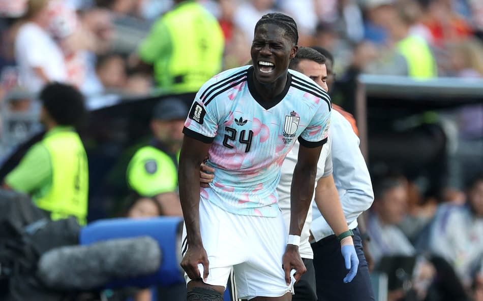 Onana faz cara de dor após se lesionar na vitória da Bélgica sobre os Estados Unidos, pela Copa do Mundo