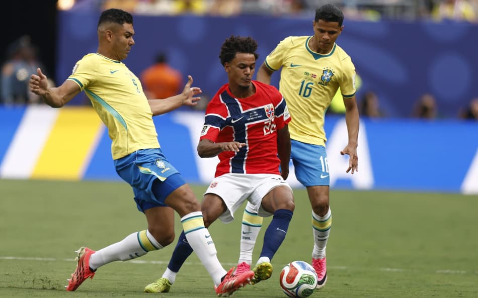 Oscar Bobb divide bola com Casemiro (Foto: EFE/EPA/WILL OLIVER ORG XMIT: EPA)