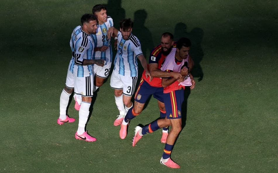 Atletas discutiram em Campo durante Argentina x Espanha (Foto: AL BELLO / GETTY IMAGES NORTH AMERICA / Getty Images via AFP)