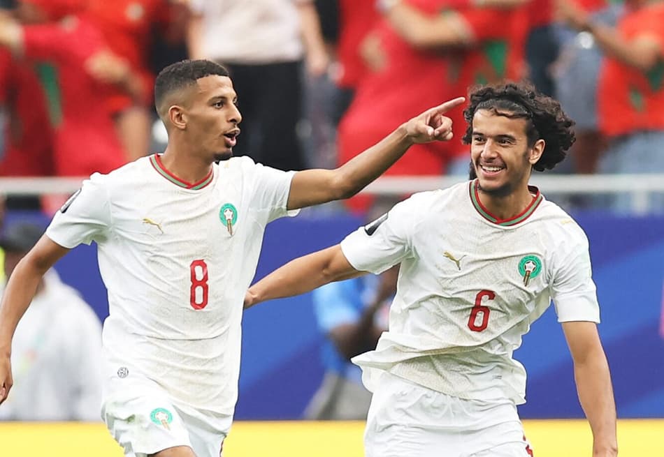 Ounahi comemora ao lado de Bouaddi gol marcado por Marrocos sobre o Canadá na Copa do Mundo