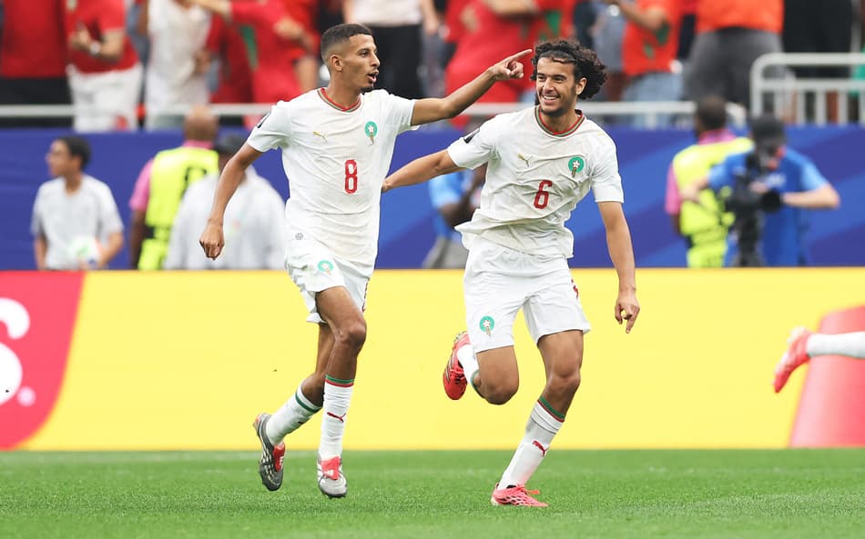 Ounahi comemora ao lado de Bouaddi gol marcado por Marrocos sobre o Canadá na Copa do Mundo