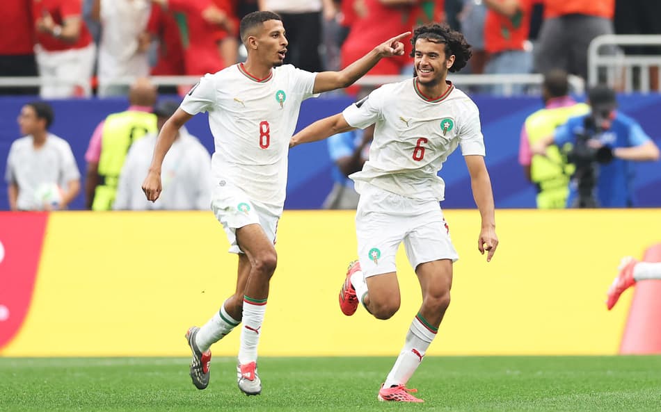 Ounahi comemora ao lado de Bouaddi gol marcado por Marrocos sobre o Canadá na Copa do Mundo