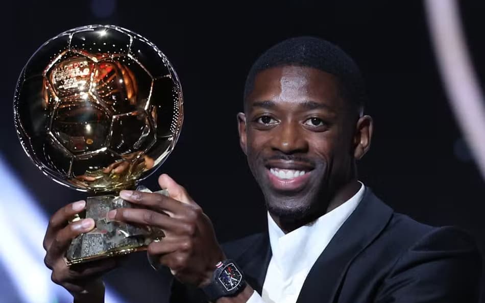 Ousmane Dembelé levanta a Bola de Ouro conquistada na temporada 2024/25