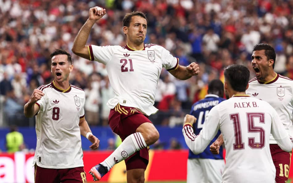 Oyarzabal comemora gol da Espanha contra a França na Copa do Mundo