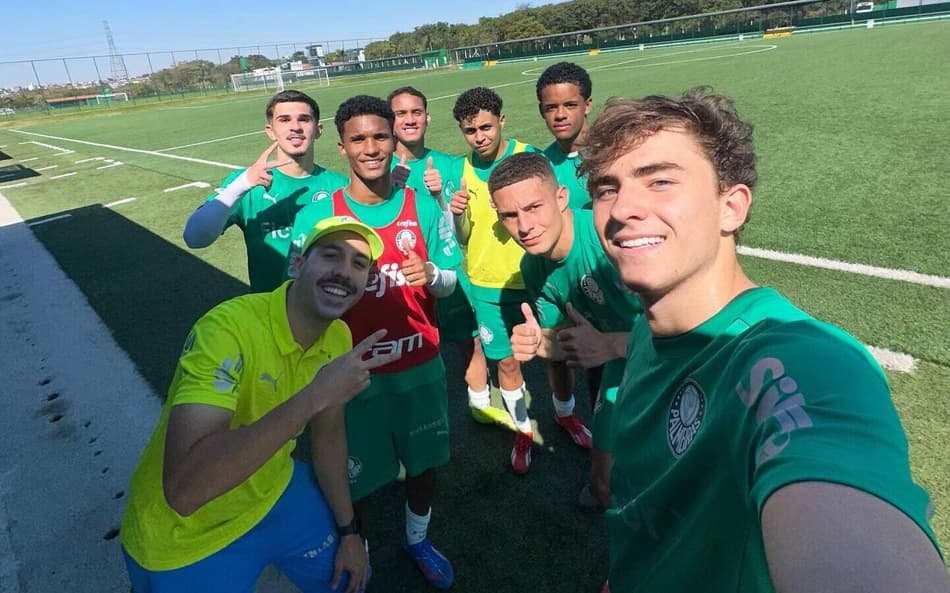 Leonardo ao lado dos jogadores do Palmeiras