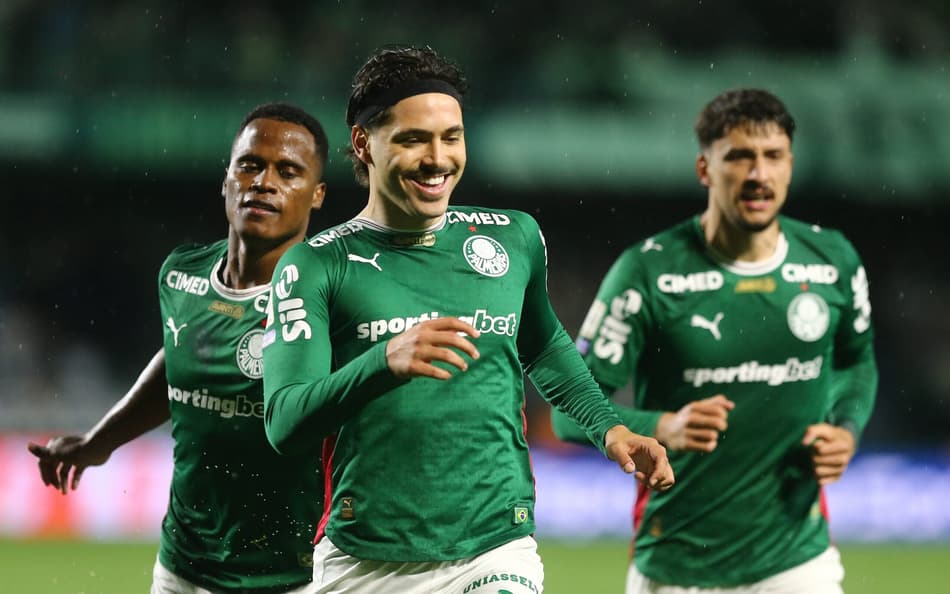 Maurício e elenco do Palmeiras comemorando