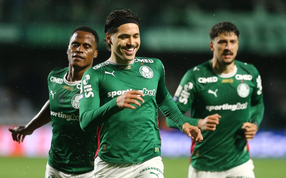 Maurício e elenco do Palmeiras comemorando