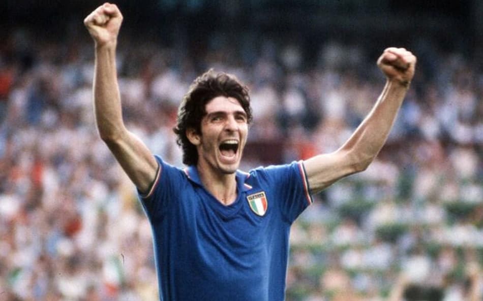 Paolo Rossi vibra com a camisa da seleção italiana