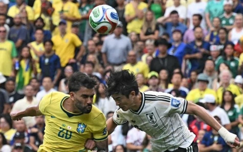 Paquetá disputa a bola de cabeça na vitória do Brasil sobre o Japão