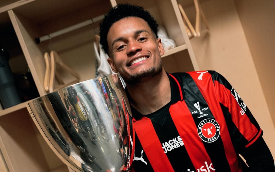 Paulinho, novo reforço do Botafogo, posando com troféu conquistado pelo Midtjylland