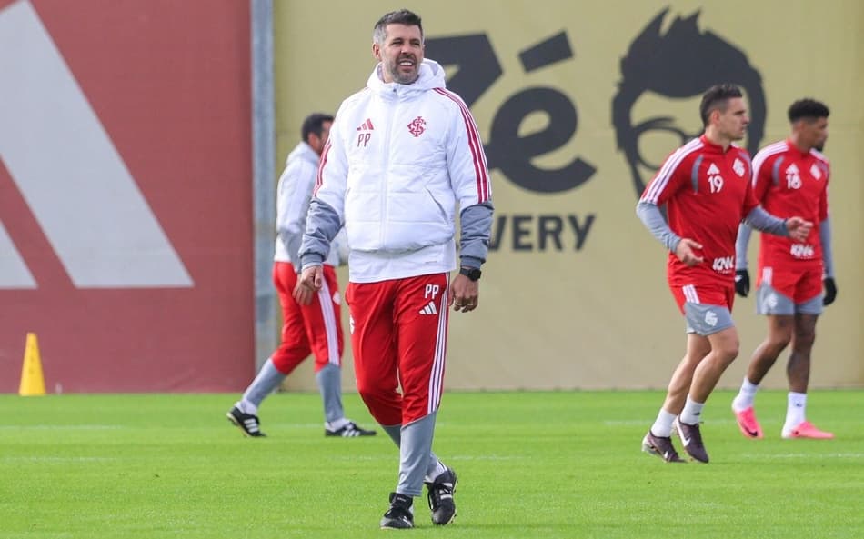 Paulo Pezzolano comanda treinamento no Inter