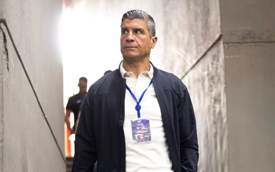 Pedro Emanuel chegando para a partida entre Vasco e Independiente Medellín