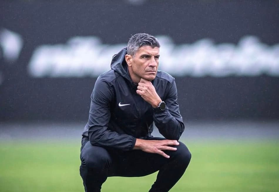 Pedro Emanuel observa treino do Vasco no CT Moacyr Barbosa