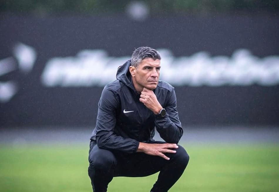 Pedro Emanuel observa treino do Vasco no CT Moacyr Barbosa