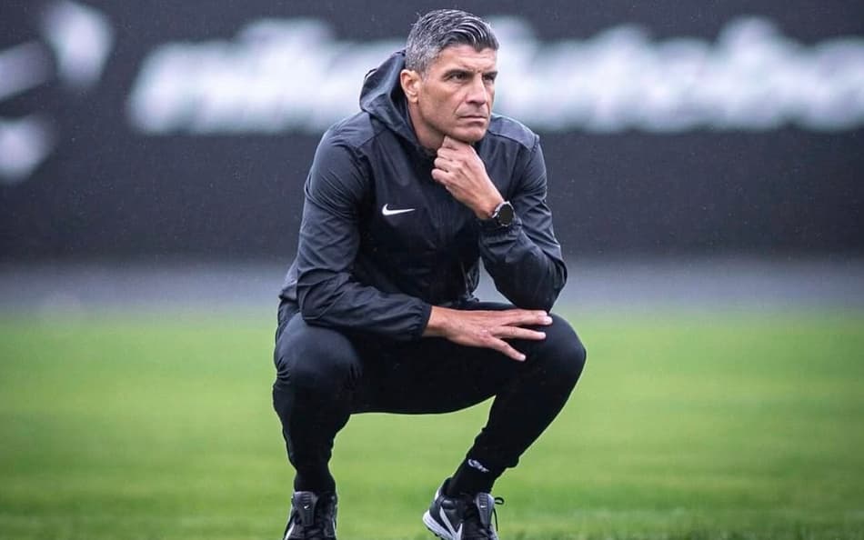 Pedro Emanuel observa treino do Vasco no CT Moacyr Barbosa