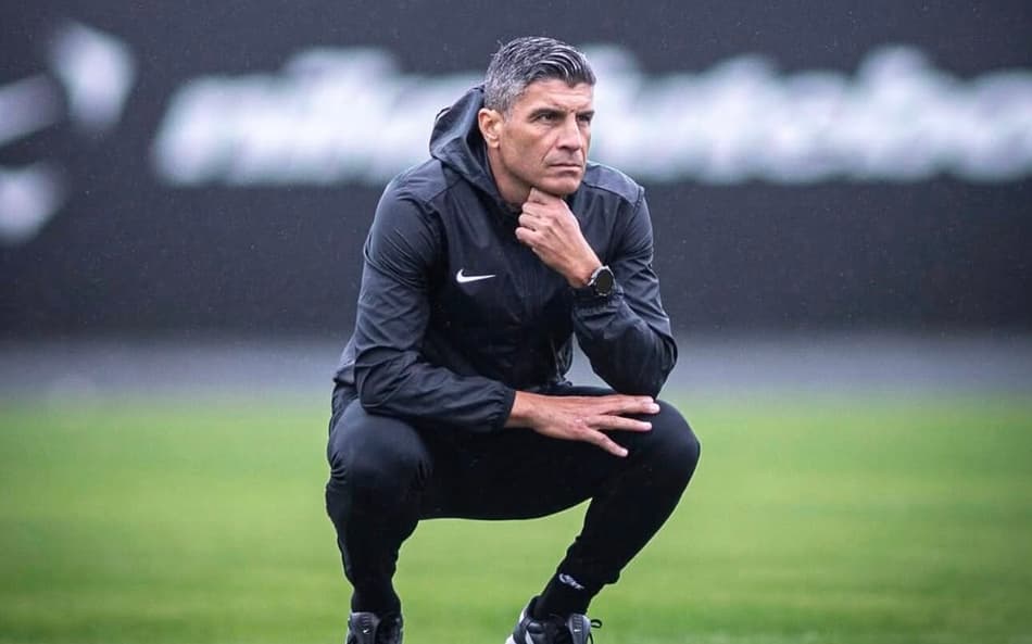 Pedro Emanuel observa treino do Vasco no CT Moacyr Barbosa
