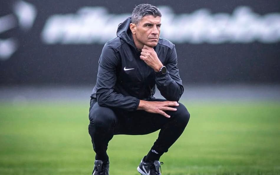 Pedro Emanuel observa treino do Vasco no CT Moacyr Barbosa