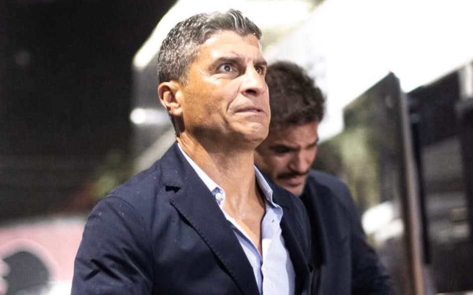 Pedro Emanuel chegando para a partida entre Vasco e Vitória no Barradão