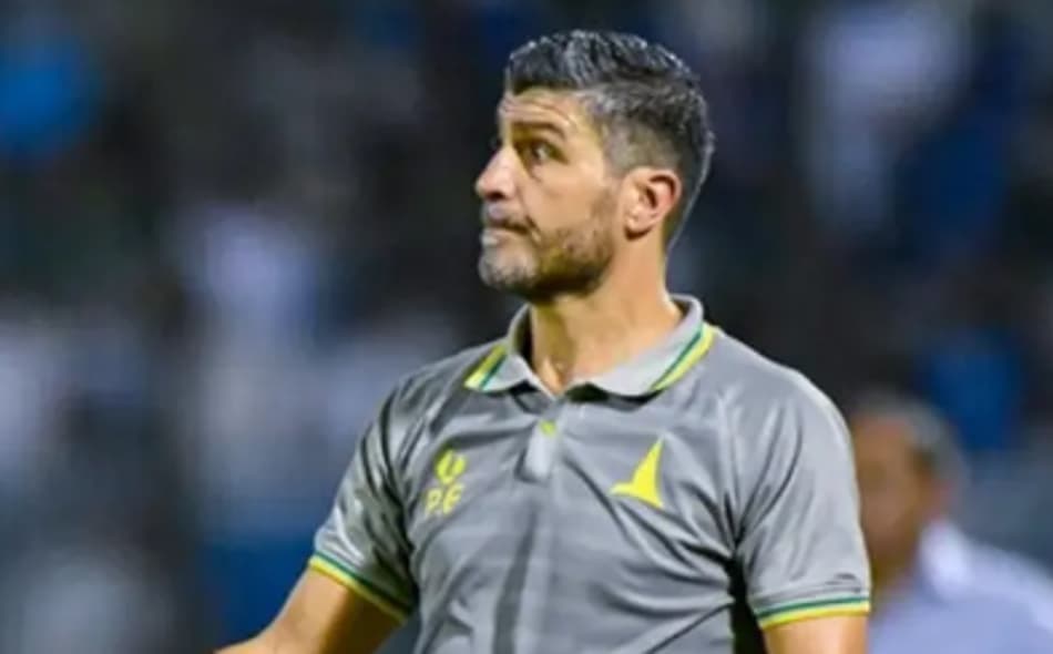 Pedro Emanuel a beira do campo no comando do Al-Khaeej
