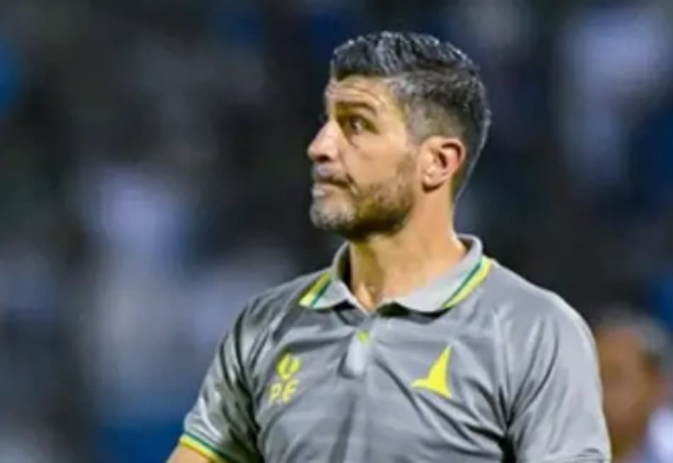 Pedro Emanuel a beira do campo no comando do Al-Khaeej