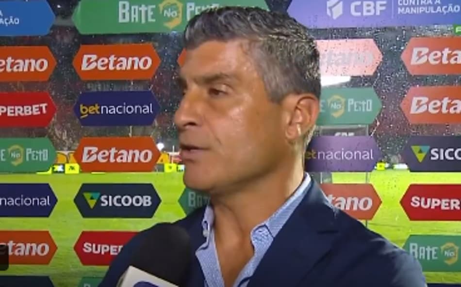 Pedro Emanuel concede entrevista antes de Vitória x Vasco