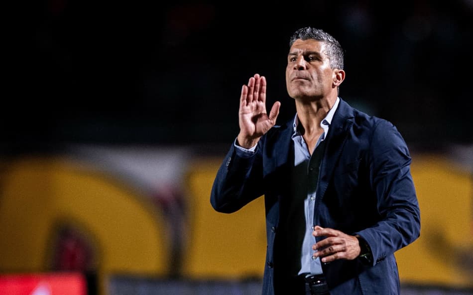 Pedro Emanuel durante partida do Vasco