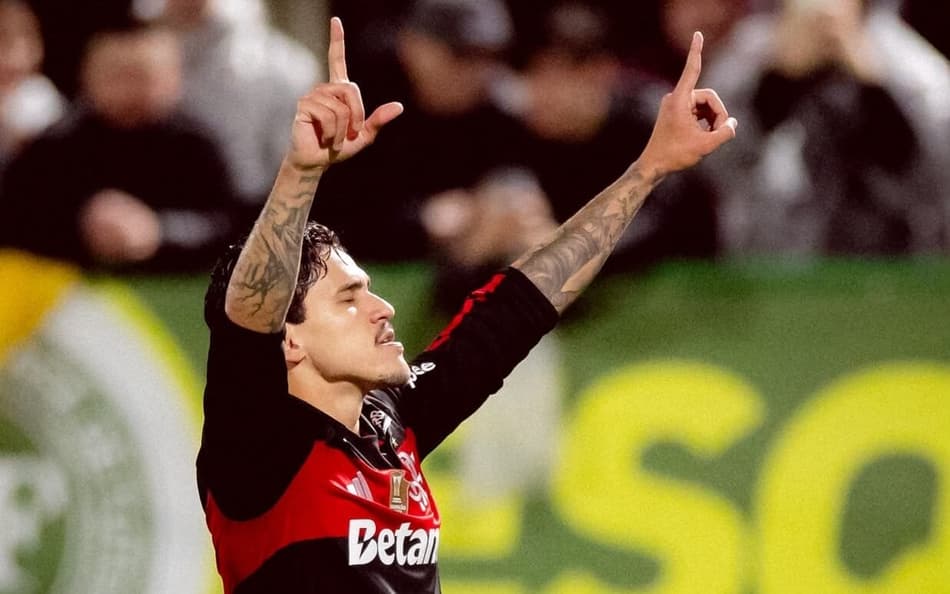 Pedro aponta para o céu com os dois braços para cima em comemoração de gol do Flamengo contra a Chapecoense