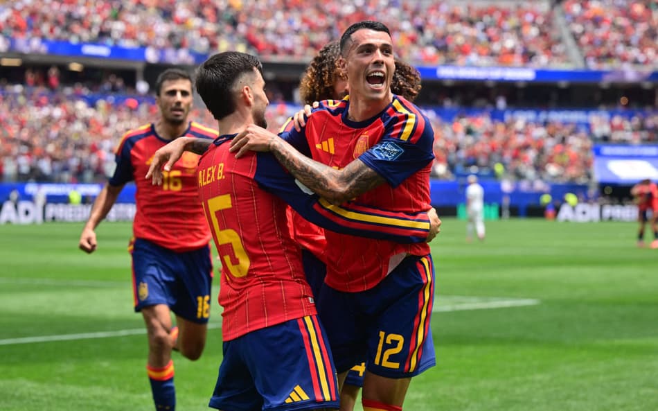 Pedro Porro, camisa 15, celebra o segundo da Espanha contra a Áustria pela Copa do Mundo (Foto: Frederic J. Brown / AFP)