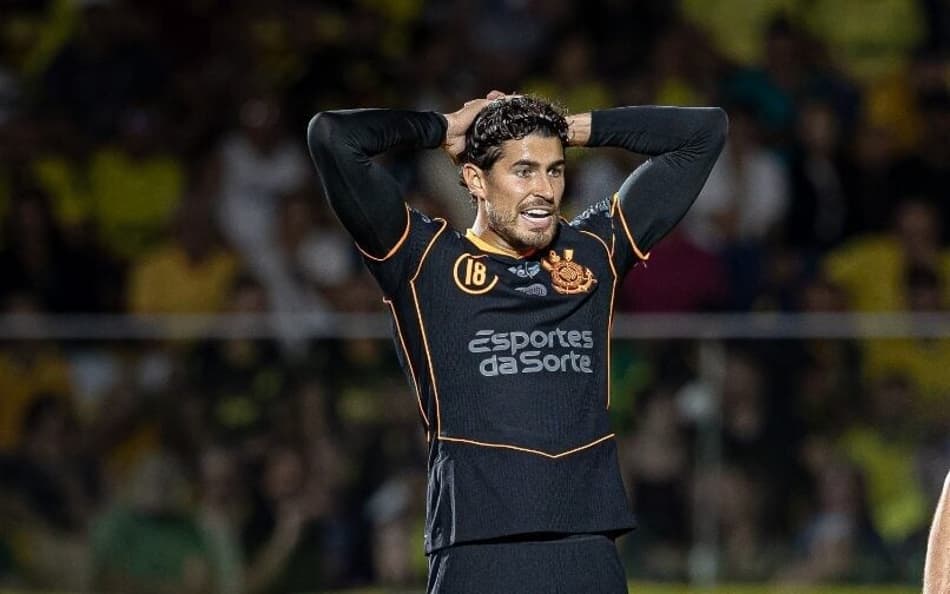 Pedro Raul com as mãos na cabeça