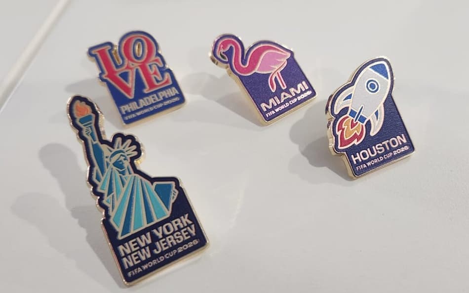Pins da Copa do Mundo são dados aos jornalistas que acompanham o torneio