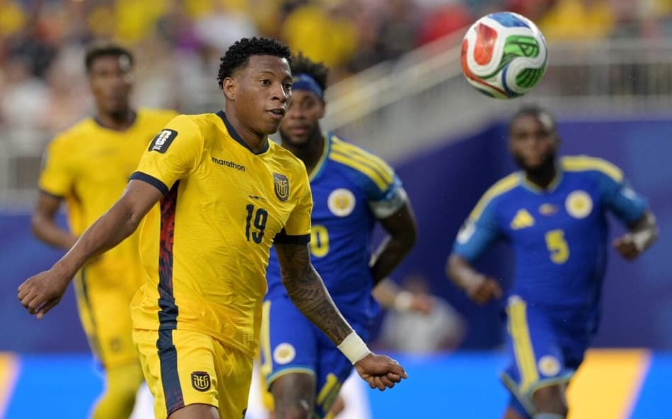 Atacante do Flamengo saiu chorando após empate entre Equador e Curaçao